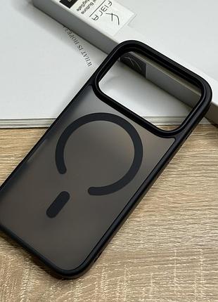 Чехол на iphone 17 pro с magsafe черного цвета, полупрозрачный сзади matte black design