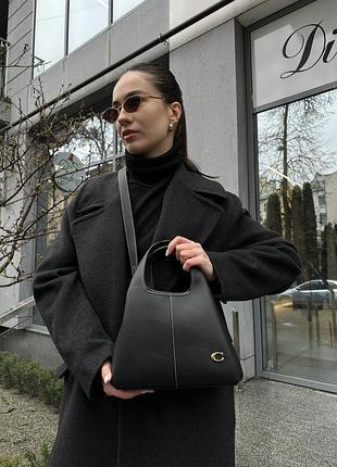 Женская кожааня сумка coach триугольная с ручкой чёрная 25 х 19 х 10 см