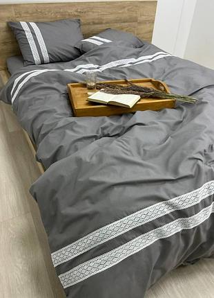 Постільна білизна з мереживом бязь gold luxe полуторна 150х210 наволочки 50х70 сірий