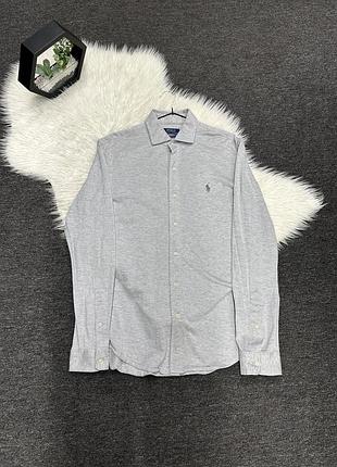 Чоловічу сіру трикотажну сорочку з довгим рукавом від бренду polo ralph lauren із фірмовою вишивкою логотипу на грудях.