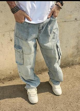 Светло-голубые широкие джинсы карго (wide-leg cargo jeans). они имеют свободный крой (baggy/relaxed fit), накладные карманы с клапанами по бокам