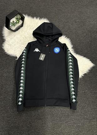 Чорна спортивна кофта на блискавці з капюшоном kappa ssc napoli сезону 2018–2019 із фірмовими лампасами на рукавах.