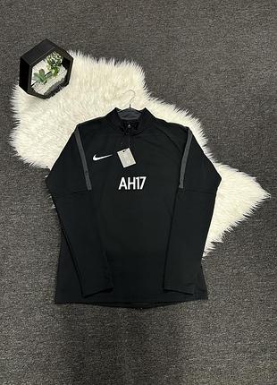 Чоловіча тренувальна кофта nike dri-fit drill top у чорному кольорі, яка зазвичай використовується для футбольних тренувань та активного спорту.