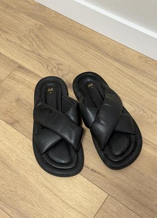 Чорні об’ємні шльопанці h&m