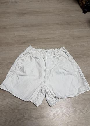 Білі шорти