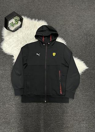 Чорна чоловіча толстовка з капюшоном та на блискавці — модель puma scuderia ferrari race hooded men's sweat jacket, декорована логотипами бренду puma