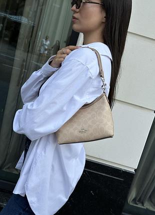 Женская кожаная сумка coach с фирменной канвой бежевая 19 х 13 х 7 см