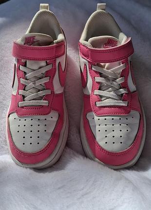 Детские кроссовки nike court borough low recraft в расцветке white/laser fuchsia. белые с яркими розовыми акцентами