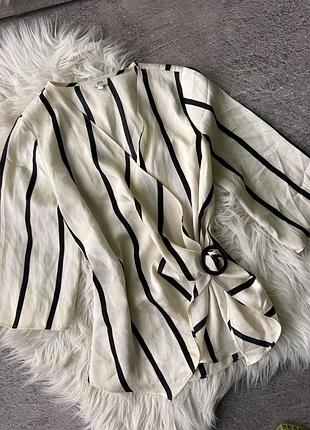 Кремова блуза на запах у чорну вертикальну смужку від river island доповнена стильним круглим декоративним елементом із пряжкою на талії