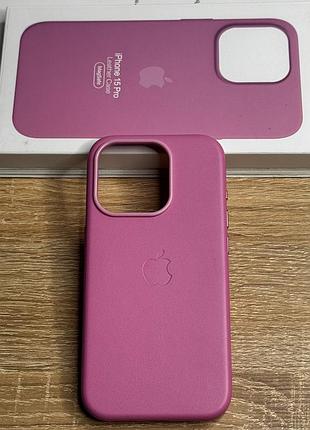 Кожаный чехол на iphone 15 pro с логотипом apple и magsafe, противоударный с микрофиброй, розовый (polen color)