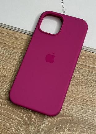 Силиконовый чехол на iphone 15, противоударный с микрофиброй, малиновый (dragon fruit)
