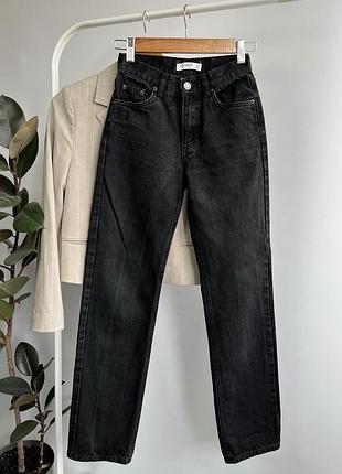 Прямі джинси бренду pull&bear