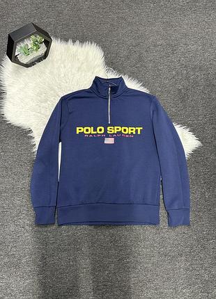 Темно-синій світшот на блискавці (1/4 zip) з колекції polo ralph lauren із жовтим написом «polo sport» та невеликим зображенням прапора сша на грудях.