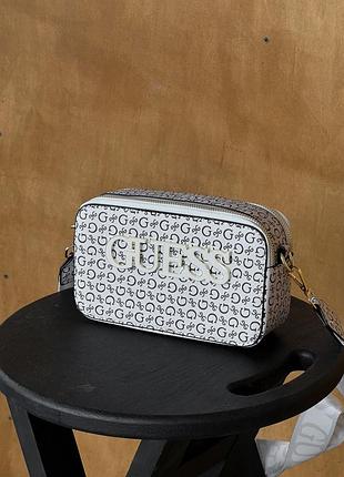 Сумка через плече guess big logo крос боді кремовий є