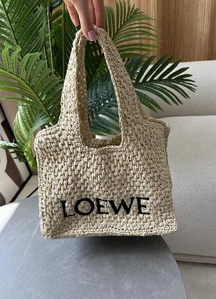 Женская сумка-шопер loewe из рафии с плетёной текстурой бежевая 31 х 21 х 17 см