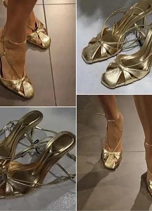 Золотистые босоножки на каблуке zara с сияющим металлическим блеском и квадратным мысом