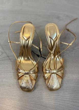 Золотистые босоножки на каблуке zara с сияющим металлическим блеском и квадратным мысом