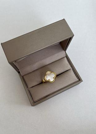Van cleef кольцо перламутр позолота 18 к / кольцо клевер белое в лимонном золоте