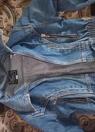 Це вінтажна синя джинсова куртка-косуха від versace jeans couture з акцентною талією та металевими блискавками