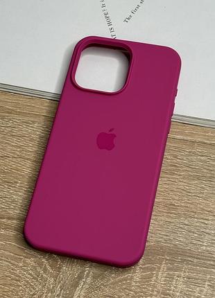 Силиконовый чехол на iphone 15 pro max, противоударный с микрофиброй, малиновый (dragon fruit)