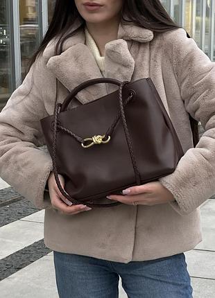 Женская сумочка bottega прямоугольная кожаная коричневого цвета 31 х 23 х 10.5 см