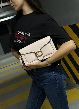 Женская сумка coach tabby на плечо из гладкой кожи розовая с золотистым лого 26 х 14 х 6.5 см