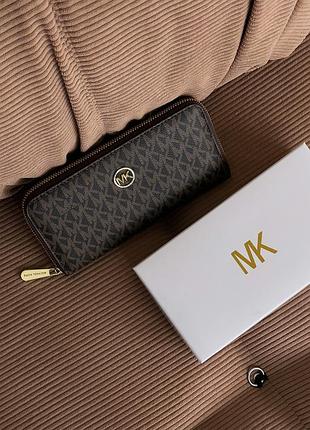 Кошелек женский michael kors крупный логотип коричневый есть