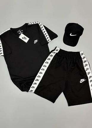 Чоловічий літній костюм nike футболка + шорти + кепка чорний комплект найк із лампасами (b)