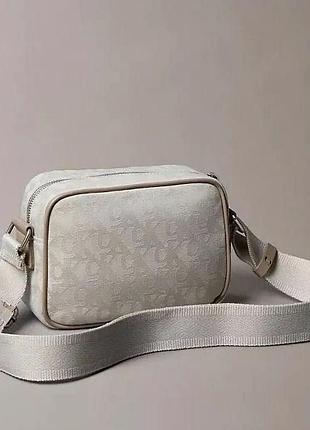 Сумка calvin klein all day logo jacquard camera bag