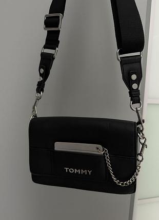 Черная сумка через плечо tommy hilfiger