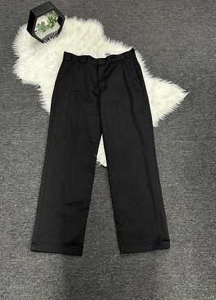 Чорні робочі штани прямого крою від dickies із помітною світлою підкладкою на внутрішньому поясі.