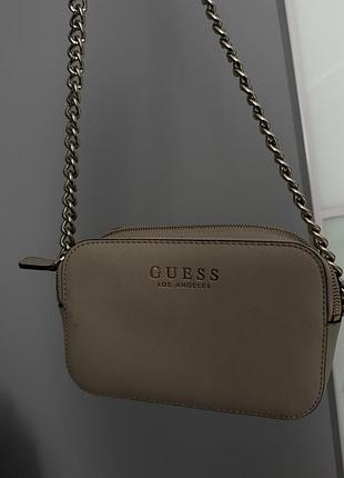 Бежевая сумка guess с цепочкой
