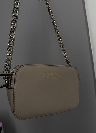 Бежевая сумка guess с цепочкой 2