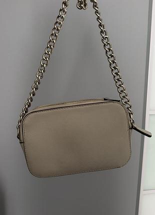 Бежевая сумка guess с цепочкой 3