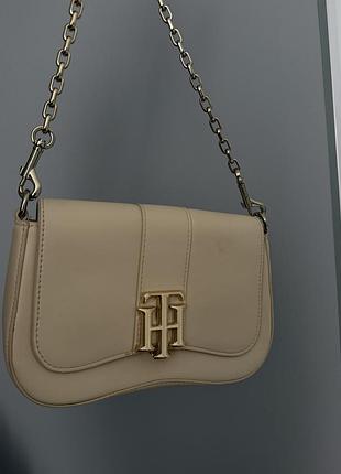 Бежевая сумка tommy hilfiger с цепочкой