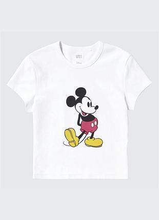 Біла футболка бренду uniqlo