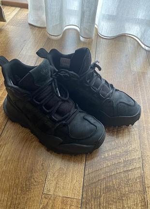 Крутецькі вологостійкі ботінки adidas