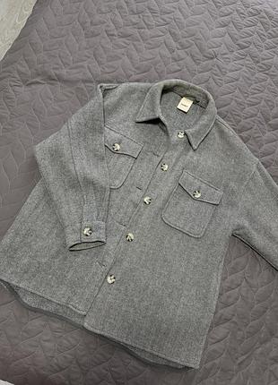 Тепла сіра рубашка бренду pull&bear