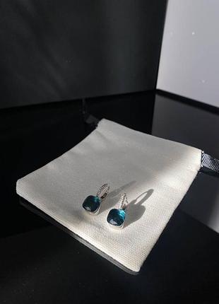Помелато/pomellato сережки посрібнення з одним квадратним каменем синього кольору та дрібними цирконами по колу