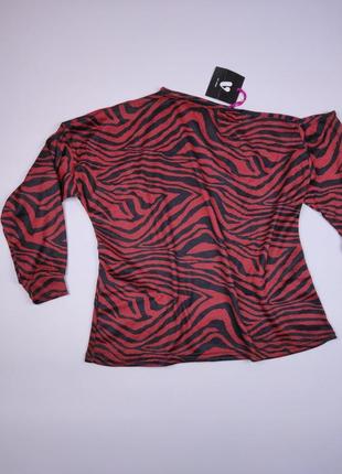 Червоно-чорна кофта з опущеним плечем від by very2 фото