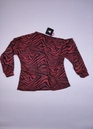 Червоно-чорна кофта з опущеним плечем від by very1 фото