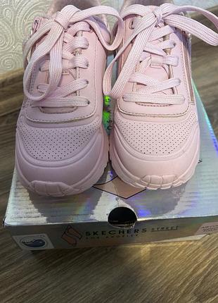 Кросівки на дівчинку “skechers”