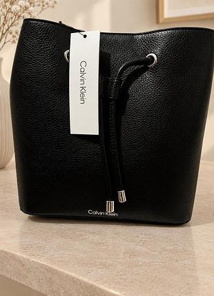 Calvin klein чорна сумка bucket bag