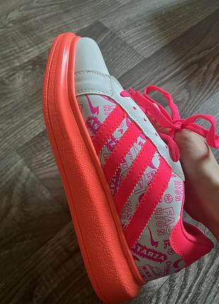 Продам нові кеди, жодного разу не носили 💗 🌸 яскравий рожево-білий колір ✨ стильний дизайн 👟 легкі та зручні 📦 стан — нові