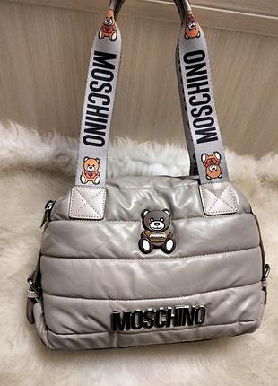 Безобная стеганая сумка moschino, выполненная в спортивно-кежуале стиля