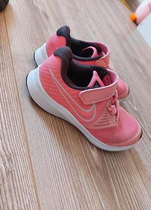 Кросівки для дівчинки nike.