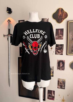 Чорна футболка stranger things hellfire club