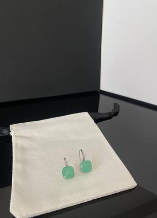 Помелато/pomellato сережки сріблясті з одним квадратним каменем зеленого кольору