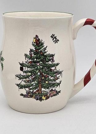 Святкова кружка з колекції spode christmas tree з ручкою-льодяником, яка відзначається ручкою у вигляді червоно-білого новорічного льодяника.