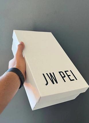 Коробка маленькая jw pei есть
